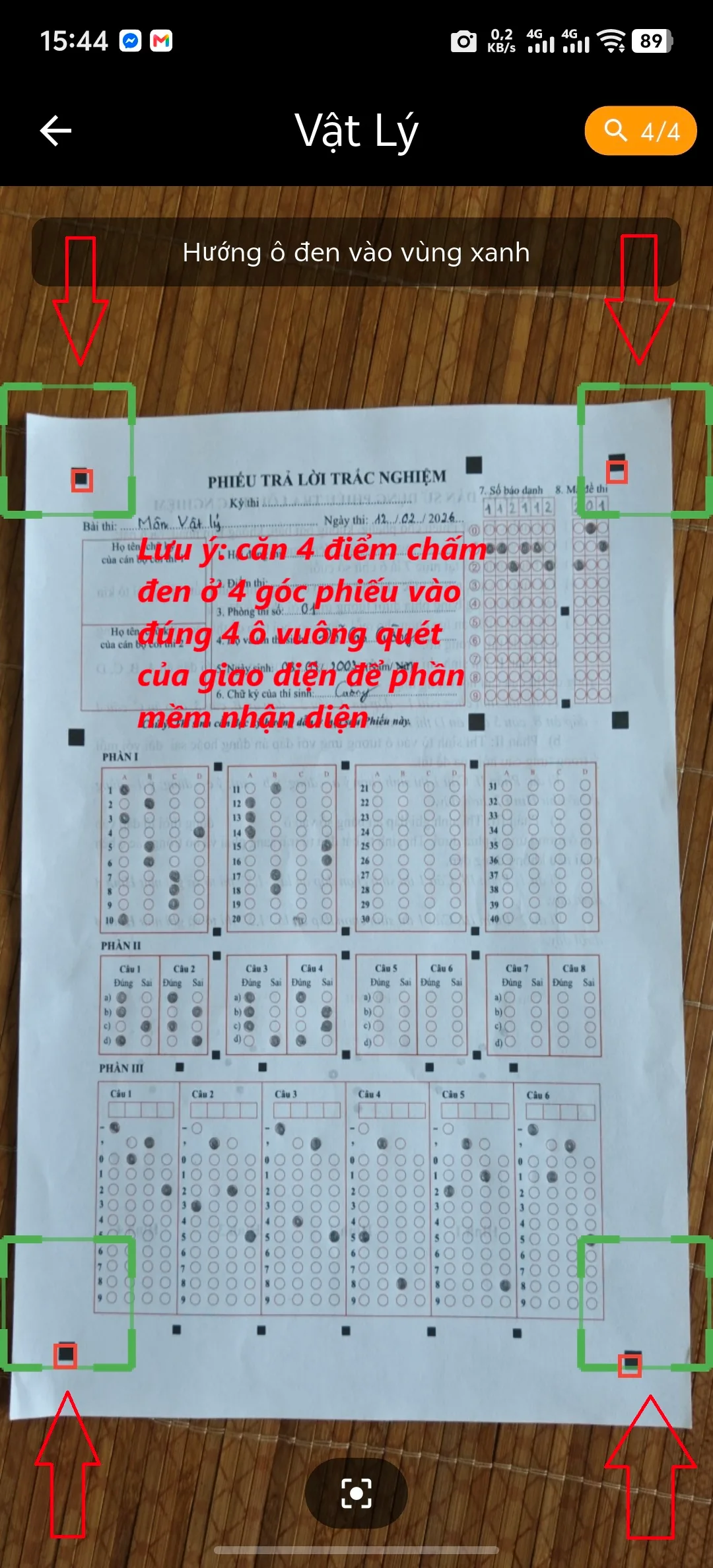 Bước 2: Giao diện chấm bài, hãy căn đúng 4 chấm đen ở 4 góc bài kiểm tra vào đúng các ô vuông trong giao diện chấm điểm